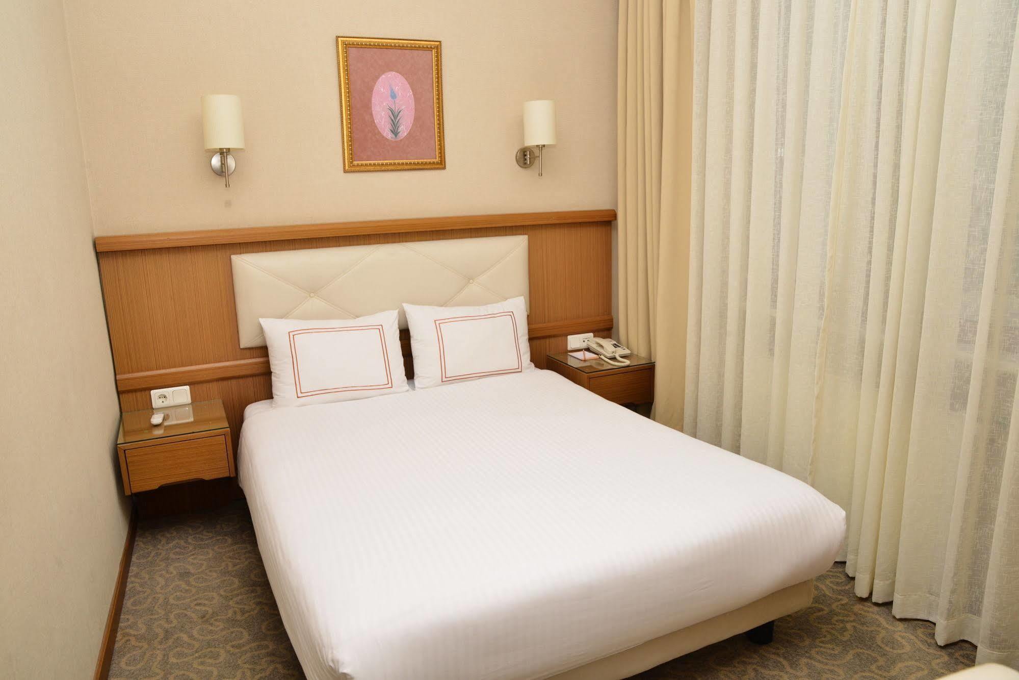 Ilkay Hotel Istanbul Exterior photo
